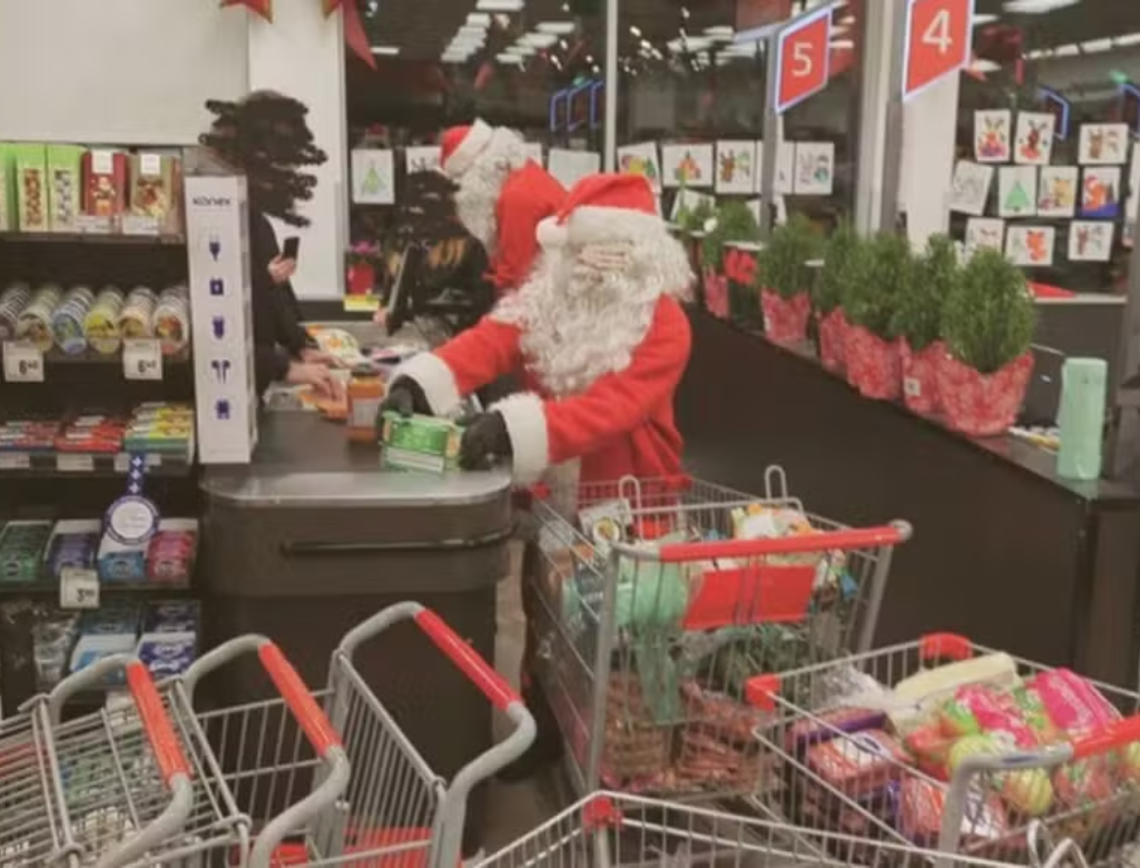 Papais Noéis e “elfos” mascarados assaltam supermercado e doam alimentos roubados; veja vídeo
