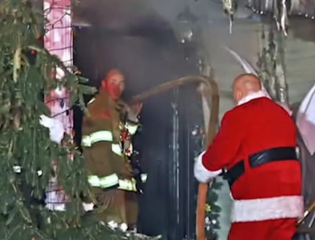 Bombeiro atende incêndio vestido de Papai Noel e cena viraliza nos EUA; veja vídeo