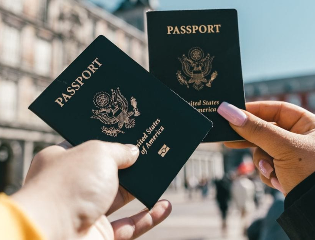 Vai viajar em 2026? Mapa global aponta países que exigem atenção redobrada