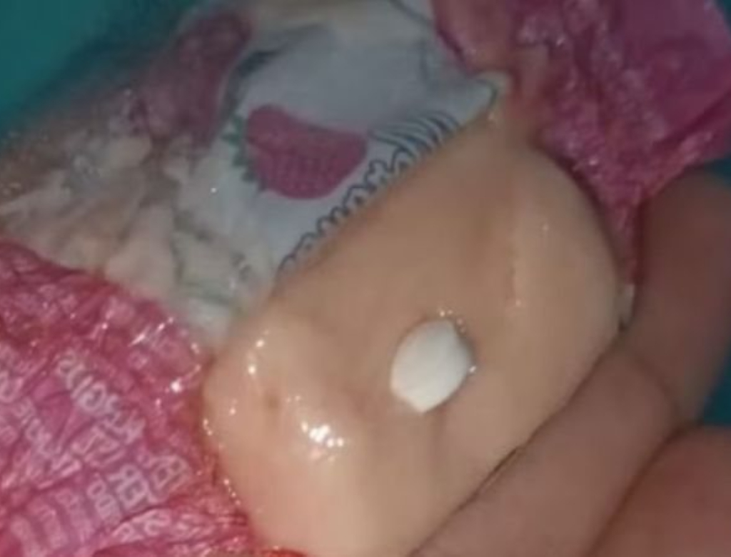 Criança é internada após comer bala distribuída por pessoas fantasiadas de Papai Noel em MG
