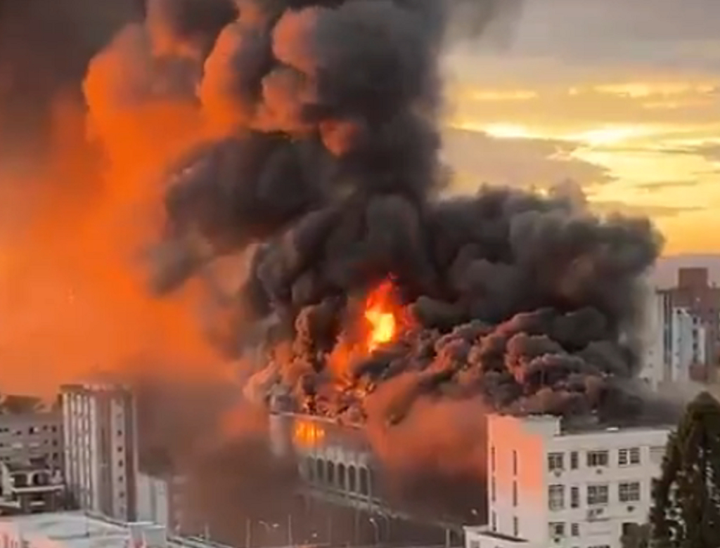 Incêndio atinge colégio centenário no RS e mobiliza bombeiros durante a noite; veja vídeo