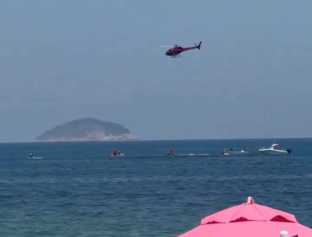 Corpo é encontrado no mar após queda de avião monomotor em Copacabana