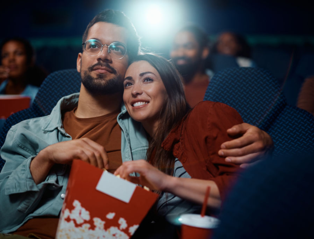 Homem pede ajuda ao público em sessão de cinema para provar atraso à esposa ciumenta; veja vídeo