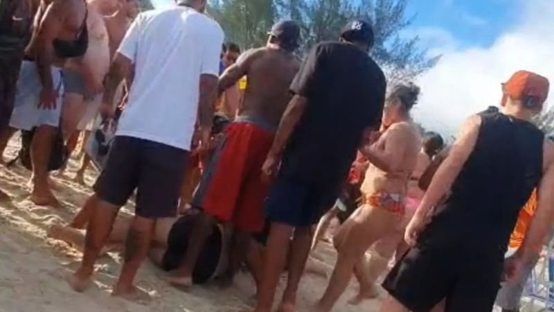 Turista americano apanha por gravar mulher em praia; veja vídeo