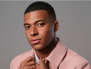 Mbappé assume namoro assistindo a filme sobre Elize Matsunaga; veja!