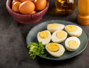 Conheça técnica inusitada com ingrediente na hora de preparar ovos cozidos; veja