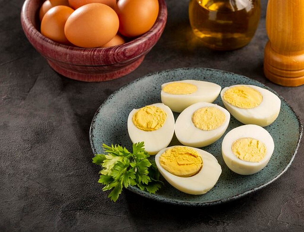 Conheça técnica inusitada com ingrediente na hora de preparar ovos cozidos; veja