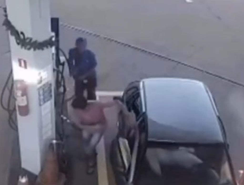 Carro pega fogo durante abastecimento em posto de combustíveis; VEJA VÍDEO!