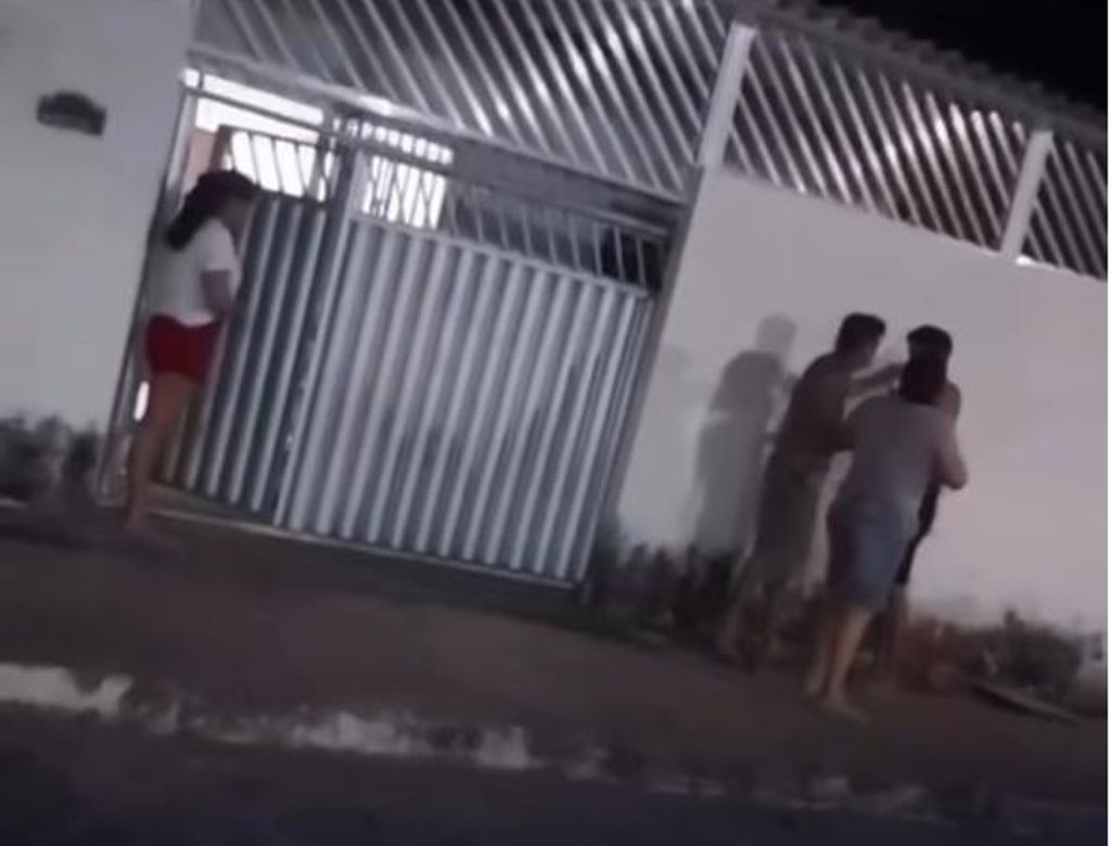 Homem tem ataque de fúria e agride mãe com socos na porta de casa; VEJA VÍDEO!