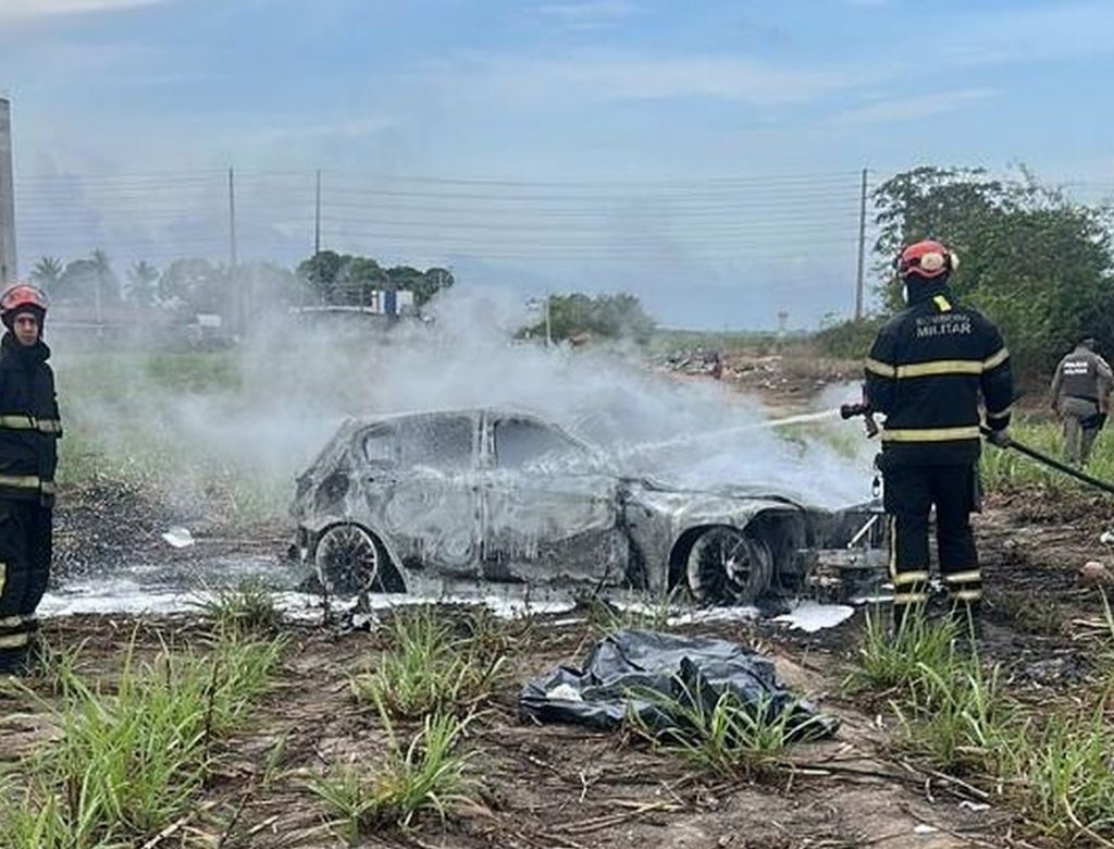 Duas pessoas morrem após carro de luxo capotar e pegar fogo; VEJA VÍDEO!