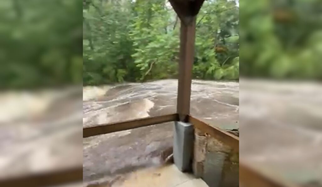 Temporal deixa parque aquático submerso em SC; VEJA VÍDEO!