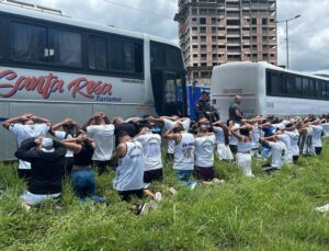 Briga entre torcidas interdita a BR-101 no Litoral Norte de SC; VEJA VÍDEO!