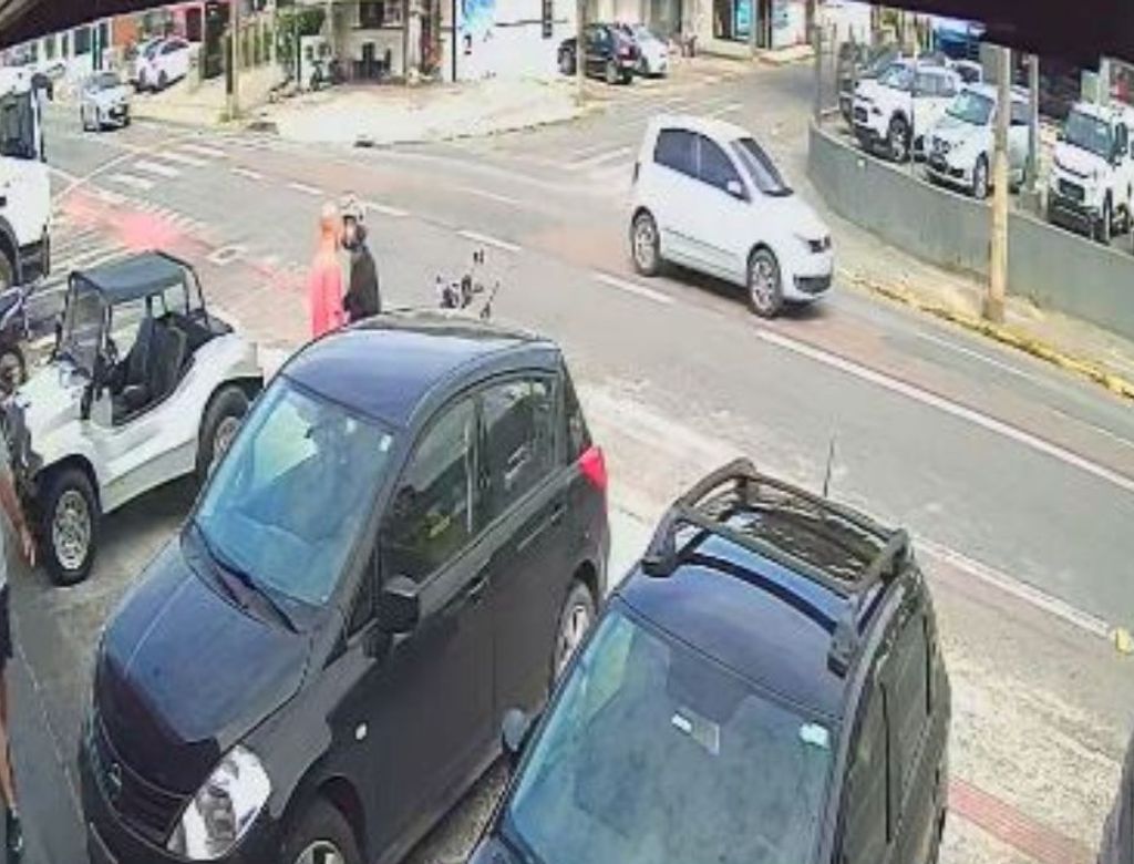 Motorista é espancado e fica desacordado após briga de trânsito; Veja vídeo