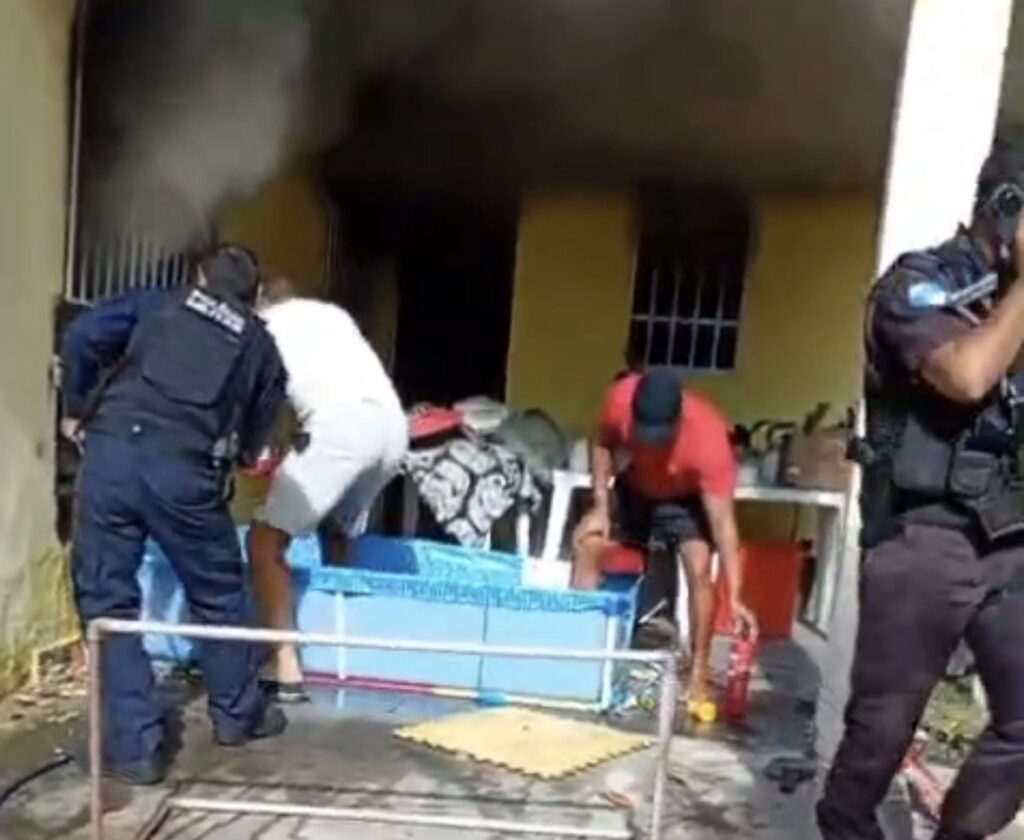 Mulher fere crianças e coloca fogo na própria casa com três filhos dentro; VEJA VÍDEO!