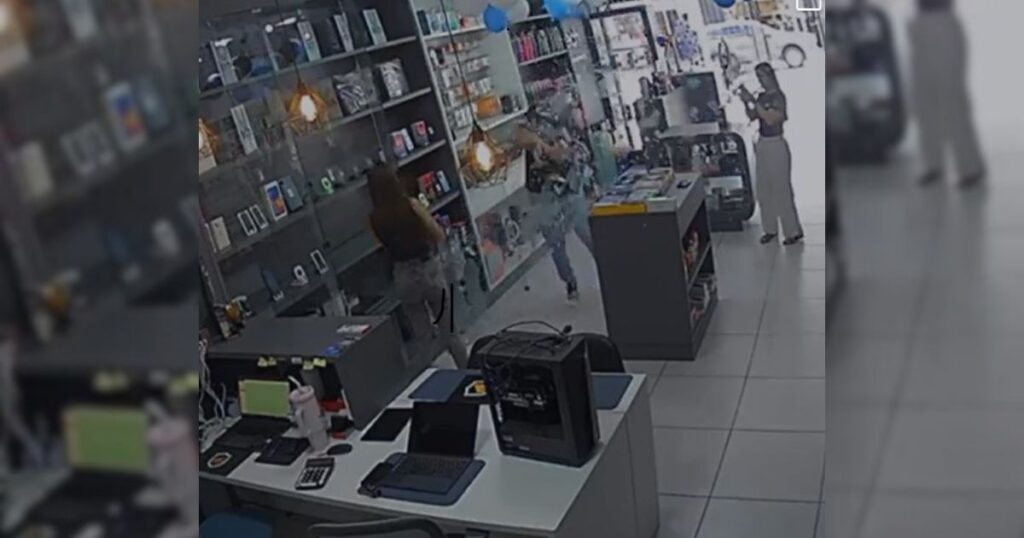 Porta de vidro despenca sobre empresário e vídeo viraliza; ASSISTA!