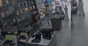 Porta de vidro despenca sobre empresário e vídeo viraliza; ASSISTA!
