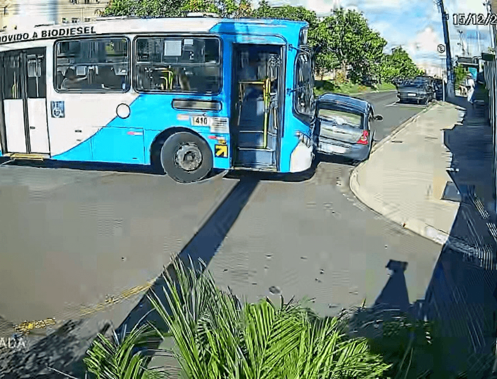 Ônibus do transporte público arrasta carro após briga entre motoristas; VEJA VÍDEO!