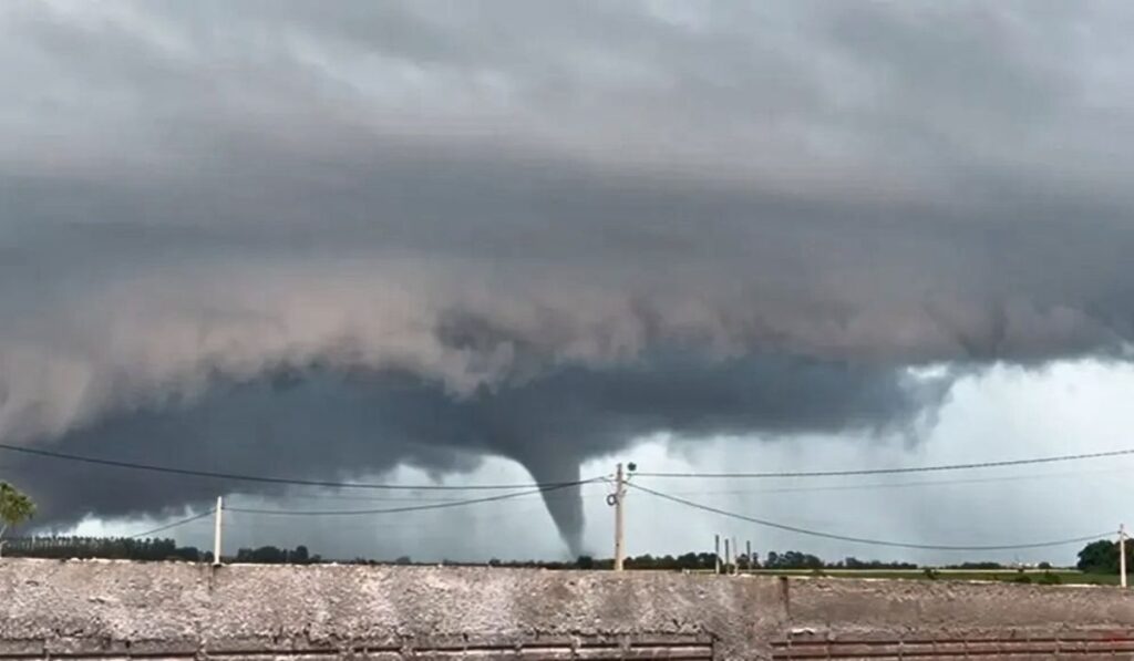 Tornado atinge fronteira entre Paraná e Paraguai e acende alerta para novas tempestades