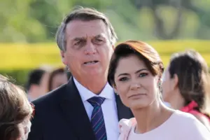Michelle Bolsonaro atualiza estado de saúde de Jair Bolsonaro e cita rotina de cuidados