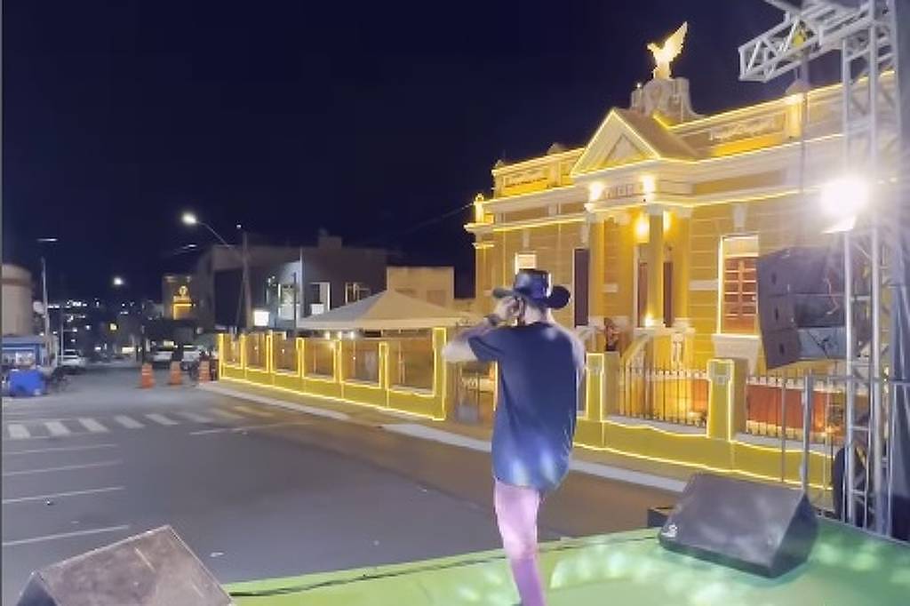 Cantor sergipano emociona ao cantar para praça vazia e viraliza nas redes; veja vídeo