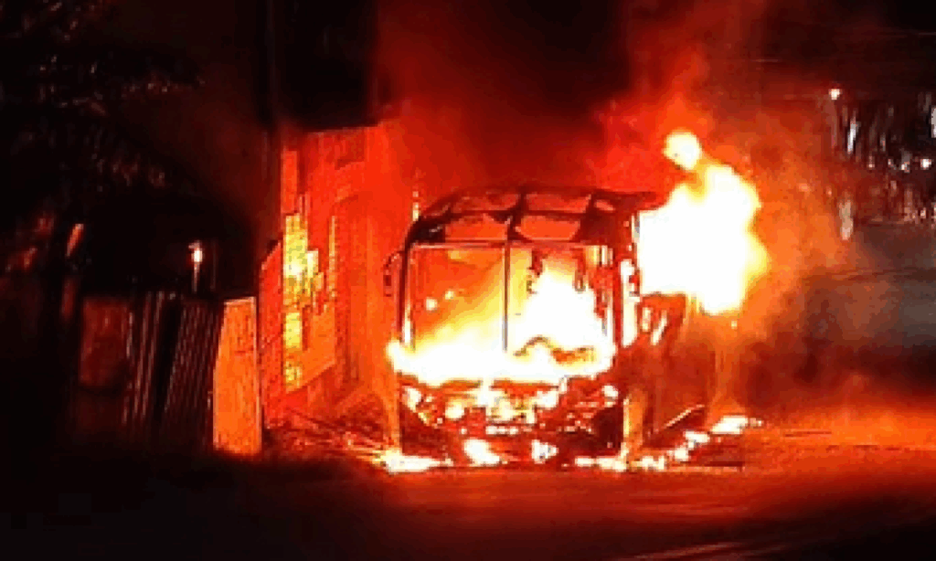 Ônibus pega fogo em BH e mobiliza bombeiros; Veja vídeo!