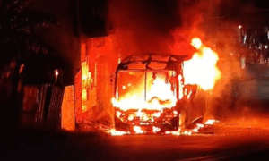 Ônibus pega fogo em BH e mobiliza bombeiros; Veja vídeo!
