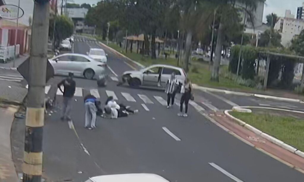 Motociclista bate em carro, fica ferido e tem celular furtado; VEJA VÍDEO!