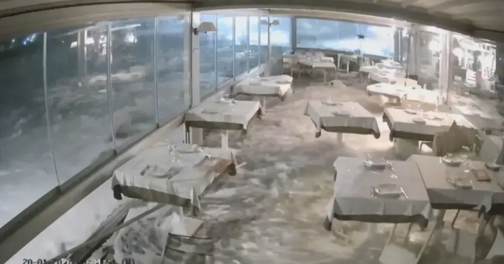Onda invade restaurante durante passagem de ciclone; VEJA VÍDEO!