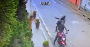 Homem é assaltado e ameaçado por criminosos de moto; VEJA VÍDEO!