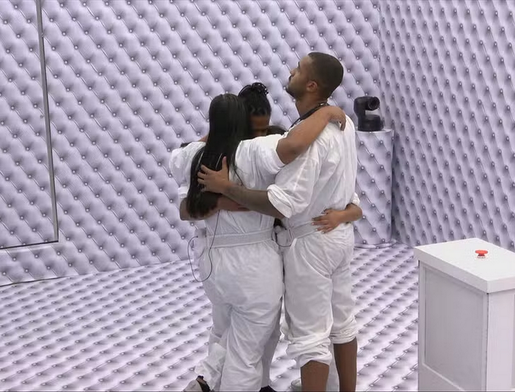 Quarto Branco do BBB 26 chega ao fim após desmaio de participante; saiba quem entrou no reality