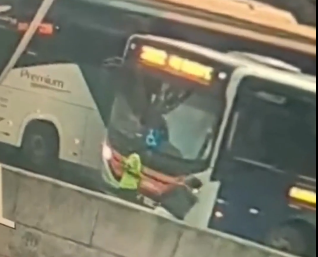 Homem desaparece após ser arremessado no rio durante briga violenta em BH; VEJA VÍDEO!