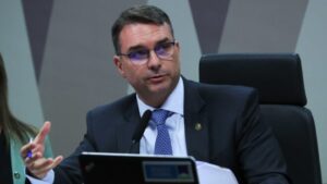 Flávio Bolsonaro quer fim da reeleição já no próprio mandato caso seja eleito