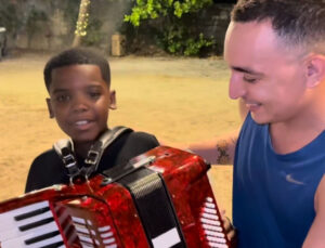 João Gomes emociona ao presentear cantor mirim com sanfona; veja vídeo