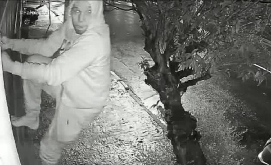 Homem invade casa do tio de Suzane von Richthofen e leva sacola misteriosa; veja vídeo