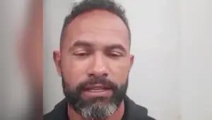 Polícia divulga cartaz de procurado para goleiro Bruno após decisão da Justiça; veja