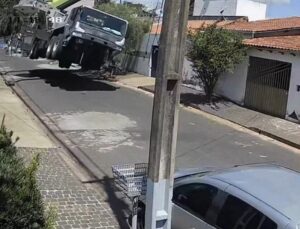 Guindaste tomba sobre casas durante instalação de piscina e assusta moradores; VEJA VÍDEO