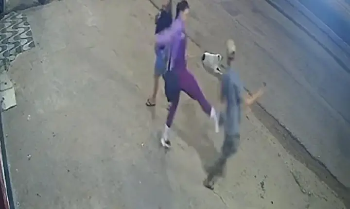 Homem chuta gato filhote na rua e mulher revida com voadora; veja o vídeo!