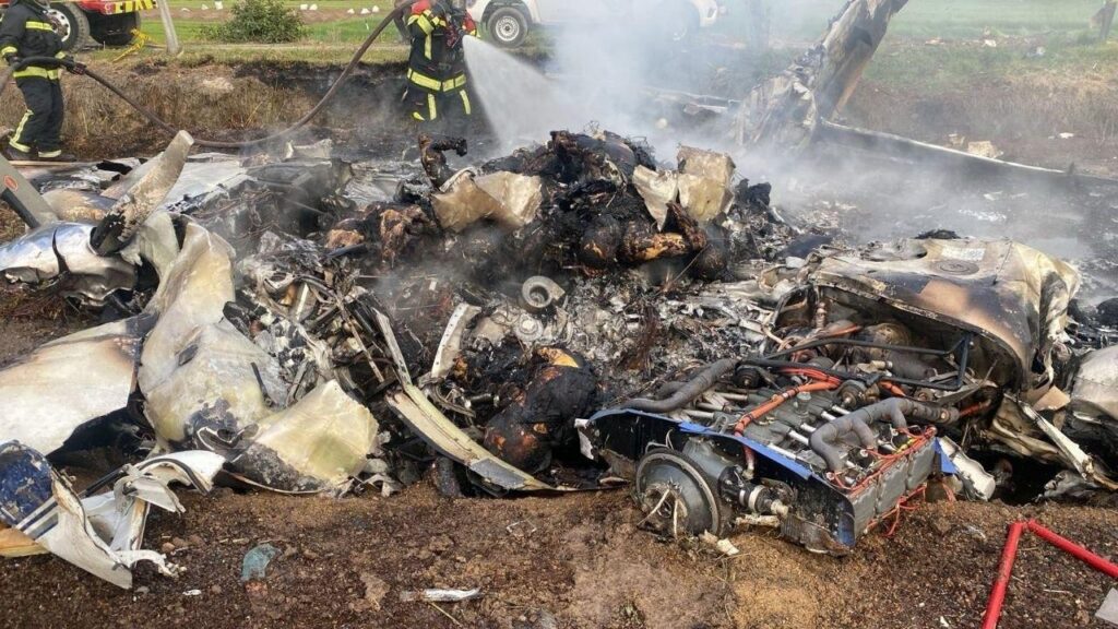 Avião cai e cantor famoso está entre as vítimas; veja vídeo