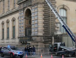 Câmeras registram momento do roubo no Museu do Louvre; VEJA VÍDEO