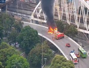 Ônibus pega fogo, bloqueia viaduto e assusta motoristas; veja VÍDEO