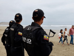 MISTÉRIO: Partes de corpos são encontradas expostas no meio de praia; VEJA