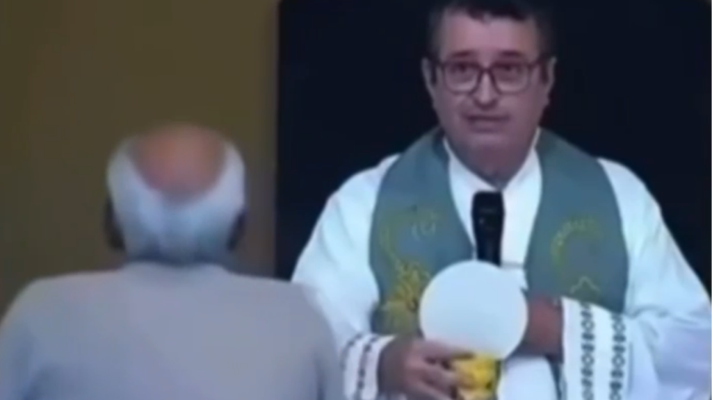 Avô descobre morte de neto durante missa e emociona ao abraçar padre no altar; VEJA VÍDEO!