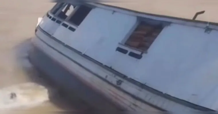 Barco naufraga com carga de madeira, afunda e assusta moradores ; veja vídeo!