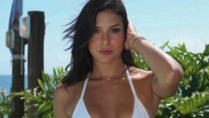 Ana Castela exibe piercing no umbigo em fotos de biquíni; veja