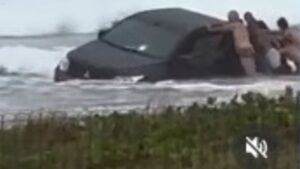 Carro atola em área ambiental e gera revolta entre moradores no litoral da Bahia; veja vídeo