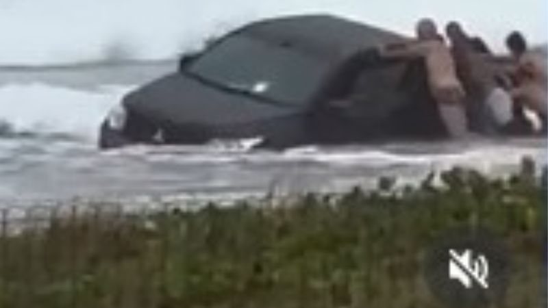 Carro atola em área ambiental e gera revolta entre moradores no litoral da Bahia; veja vídeo