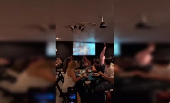 Vídeo pornô aparece em telão de restaurante lotado após invasão de sinal