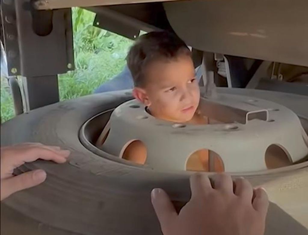 Menino de 4 anos é resgatado por policiais após prender a cabeça em roda de carreta; VEJA VÍDEO!
