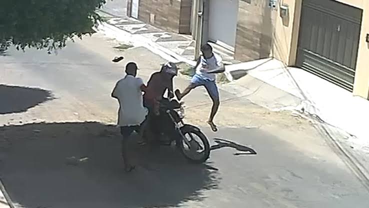 Bandidos assaltam idoso e dão voadora para roubar moto; veja vídeo