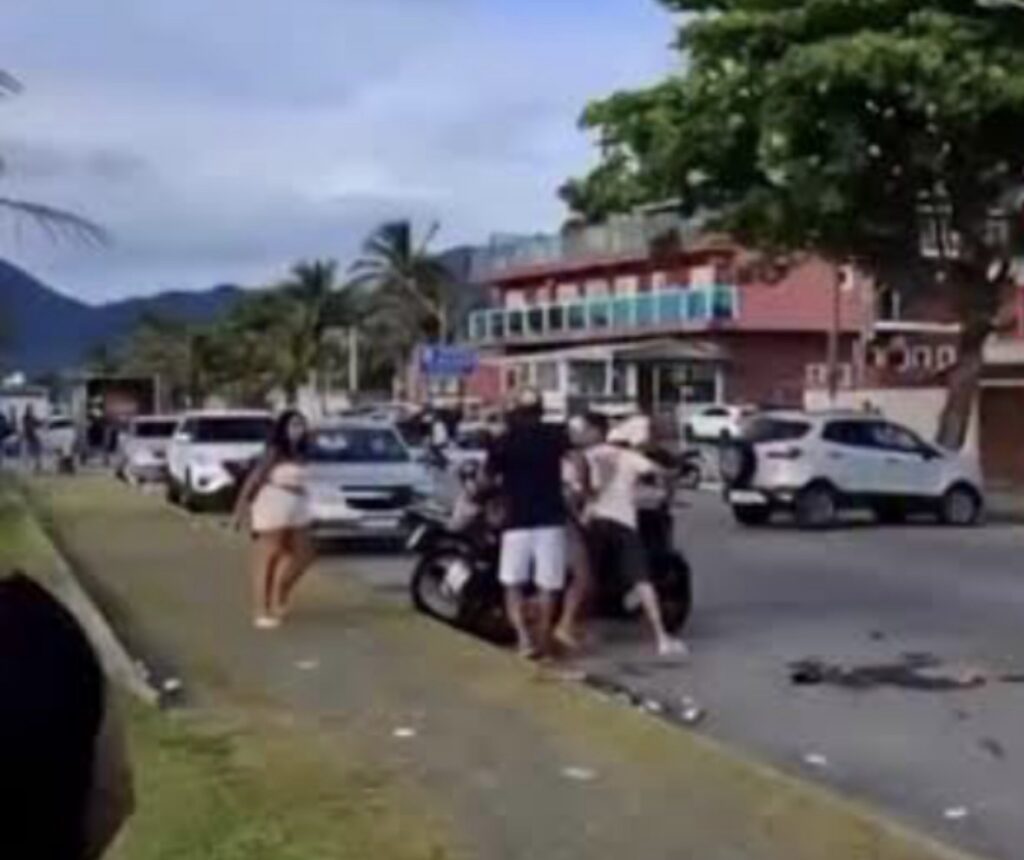 Mulher desmaia após levar soco de homem no pós-Réveillon; VEJA VÍDEO!